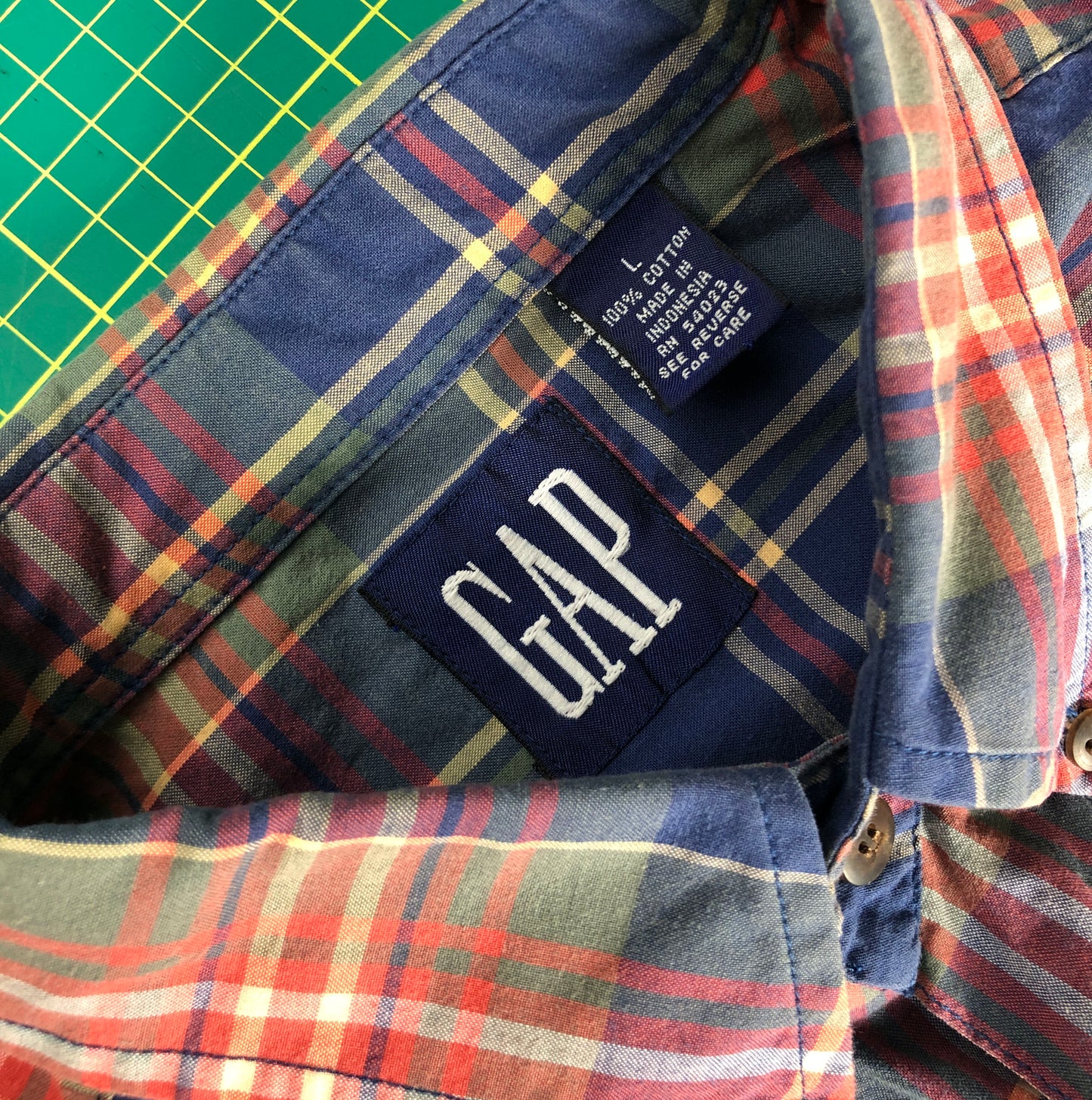 VINTAGE GAP PLAID SS BUTTON UP -L-