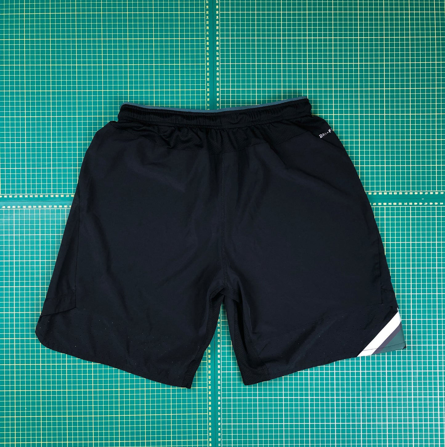 NFL EAGLES SHORTS -L-